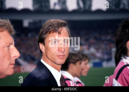 Datei: Barcelona Trainer Johan Cruyff 10.5.1989, Stadion Wankdorf, Bern, Schweiz. European Cup Winners Cup Finale. FC Barcelona gegen Sampdoria. Trainer Johan Cruyff - Barcelona Stockfoto