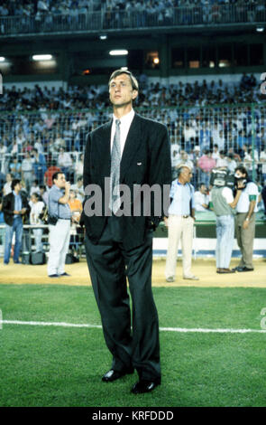 Datei: Barcelona Trainer Johan Cruyff 21.09.1988, Estadio Santiago Bernabeu, Madrid. Super Copa/Spanisch Super Cup, 1 Bein. Real Madrid gegen den FC Barcelona. Trainer Johan Cruyff FC Barcelona Stockfoto