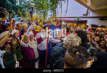 Sao Paulo, Brasilien. 19. Dezember, 2017. Weihnachtsmann: Santa Claus und seine Elfen kommen in einem Mall in SÃ £ o Paulo, die Freude der Kinder und der Erwachsenen. Credit: Cris Fafa/ZUMA Draht/Alamy leben Nachrichten Stockfoto