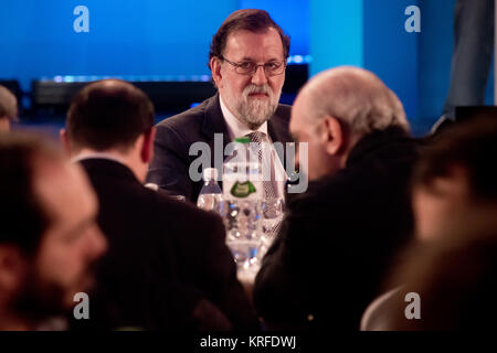 Barcelona, Spanien. 19 Dez, 2017. Der spanische Premierminister Mariano Rajoy besucht die schließen Kampagne Treffen der Partido Popular (Volkspartei) in Barcelona die Katalanische Landtagswahl, die am 21. Dezember stattfinden wird. Katalonien wird in regionalen Wahlen Abstimmung am Donnerstag, zwei Monate nach separatistische Aktivisten versuchten, Unabhängigkeit von Madrid zu erklären. Viele der Führer der separatistischen Bewegung wurden verhaftet und die spanische Regierung übernahm die Kontrolle der Katalanischen Institutionen anwenden Verfassung Artikel 155. Credit: Jordi Boixareu/Alamy leben Nachrichten Stockfoto