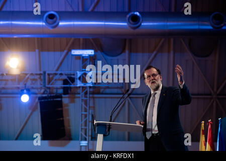 Barcelona, Spanien. 19 Dez, 2017. Der spanische Premierminister Mariano Rajoy hält eine Rede bei der abschließenden Kampagne Treffen der Partido Popular (Volkspartei) in Barcelona die Katalanische Landtagswahl, die am 21. Dezember stattfinden wird. Katalonien wird in regionalen Wahlen Abstimmung am Donnerstag, zwei Monate nach separatistische Aktivisten versuchten, Unabhängigkeit von Madrid zu erklären. Viele der Führer der separatistischen Bewegung wurden verhaftet und die spanische Regierung übernahm die Kontrolle der Katalanischen Institutionen anwenden Verfassung Artikel 155. Credit: Jordi Boixareu/Alamy leben Nachrichten Stockfoto