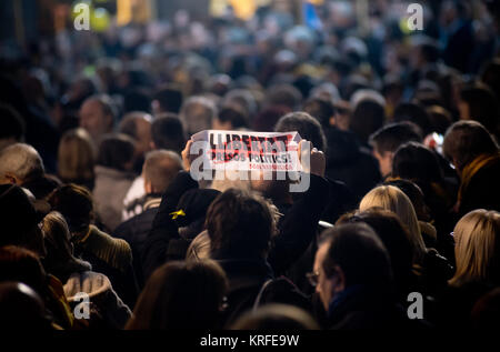 Barcelona, Katalonien, Spanien. 16 Dez, 2017. Ein Mann hält ein Banner lesen "Freiheit, politische Gefangene' während eines Protestes die Freilassung des inhaftierten pro-unabhängigkeit Aktivisten und Politiker in Barcelona, Spanien am 16 Decembner, 2017. Katalonien wird in regionalen Wahlen Abstimmung am Donnerstag, zwei Monate nach separatistische Aktivisten versuchten, Unabhängigkeit von Madrid zu erklären. Viele der Führer der separatistischen Bewegung wurden verhaftet und die spanische Regierung übernahm die Kontrolle der Katalanischen Institutionen anwenden Verfassung Artikel 155. Credit: Jordi Boixareu/ZUMA Draht/Alamy leben Nachrichten Stockfoto