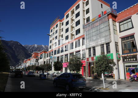 Lhasa. 20 Dez, 2017. Foto auf Dez. 20, 2017 zeigt Bayi Bezirk Nyingchi Stadt getroffen, im Südwesten Chinas Tibet autonomen Region. Verletzt wurde niemand, da von 11:00 Uhr gemeldet, nach zwei Erdbeben in Tibet frühen Mittwoch Morgen, nach Angaben der örtlichen Behörden. Eine Magnitude 5 Erdbeben jolted Bayi Bezirk Nyingchi Stadt um 1:40 Uhr morgens, nach dem China Erdbeben Netzwerke entfernt. Um 10:26 Uhr Erdbeben der Magnitude 3.2 die gleiche Region getroffen. Credit: Liu Hui/Xinhua/Alamy leben Nachrichten Stockfoto