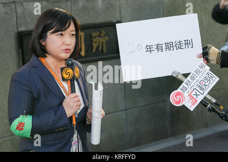 Ein Hong Kong Phoenix Fernsehen Reporter verkündet das Ergebnis der Jiang Ge Mordversuch außerhalb der Tokyo District Court am 20. Dezember 2017, Tokio, Japan. Chinesischen Nationalen Chen Shifeng wurde schuldig des Mordes an chinesische Studentin Jiang Ge und zu 20 Jahren Gefängnis verurteilt. Jiang wurde zum Tod außerhalb ihrer Wohnung in Tokio im November 2016 erstochen. Jiangs Mutter nahmen an der Studie, die grosses Interesse der Medien aus China angezogen, und warb für die Todesstrafe verhängt werden. Credit: Rodrigo Reyes Marin/LBA/Alamy leben Nachrichten Stockfoto