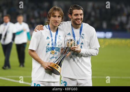 Abu Dhabi, VAE. 16 Dez, 2017. Luka Modric, Mateo Kovacic (Real) Fußball: Modric und Kovacic Feiern nach dem Sieg FIFA Klub-Weltmeisterschaft VAE 2017 Finale zwischen Real Madrid CF 1-0 Gremio FBRV im Zayed Sports City Stadium in Abu Dhabi, VAE. Credit: mutsu Kawamori/LBA/Alamy leben Nachrichten Stockfoto