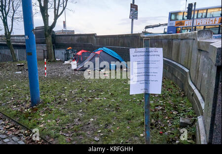 Glasgow, UK, 20. Dezember 2017, Obdachlose richten Sie ein Lager in die Innenstadt von Glasgow in der Hoffnung auf Hilfe. Das camp in der obstruktiven Lage, mit einer Anzeige Hinweis Bitte um Hilfe zu bitten. Credit: Pawel Pietraszewski/Alamy leben Nachrichten Stockfoto