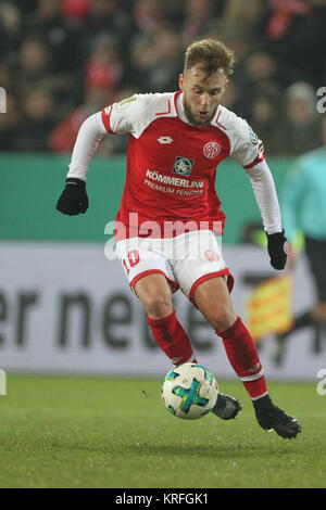 Mainz, Deutschland. 19 Dez, 2017. Der Mainzer Alexandru Maxim in Aktion während der Deutschen DFB-Pokal Fußball Match zwischen dem FSV Mainz 05 und der VfB Stuttgart im Opel Arena in Mainz, Deutschland, 19. Dezember 2017. Quelle: Thomas Frey/dpa/Alamy leben Nachrichten Stockfoto