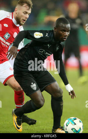 Mainz, Deutschland. 19 Dez, 2017. Der Stuttgarter Chadrac Akolo (r) und der Mainzer Alexandru Maxim in Aktion während der Deutschen DFB-Pokal Fußball Match zwischen dem FSV Mainz 05 und der VfB Stuttgart im Opel Arena in Mainz, Deutschland, 19. Dezember 2017. Quelle: Thomas Frey/dpa/Alamy leben Nachrichten Stockfoto