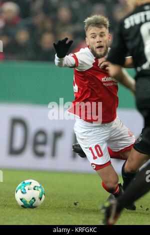 Mainz, Deutschland. 19 Dez, 2017. Der Mainzer Alexandru Maxim in Aktion während der Deutschen DFB-Pokal Fußball Match zwischen dem FSV Mainz 05 und der VfB Stuttgart im Opel Arena in Mainz, Deutschland, 19. Dezember 2017. Quelle: Thomas Frey/dpa/Alamy leben Nachrichten Stockfoto