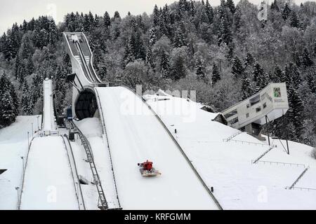 Garmisch-Partenkirchen, Deutschland. 19 Dez, 2017. Ein pistenfahrzeug bereitet den Schnee auf der Skisprungschanze in Garmisch-Partenkirchen, Deutschland, 19. Dezember 2017. Ski der traditionellen Springen der Vierschanzentournee Vierschanzentournee ('') Hier erfolgt am 1. Januar 2017. Credit: Hartmut Reeh/dpa/Alamy leben Nachrichten Stockfoto