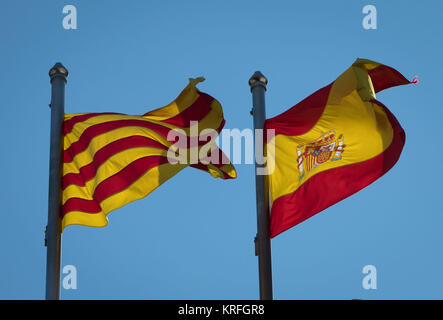 Eine katalanische (l) und einem Spanischen (r) Flagge auf dem Dach des Rathauses in Barcelona, Spanien, 19. Dezember 2017 gehisst. Die Neuwahl des regionalen Parlaments in Katalonien findet am 21. Dezember 2017. Der spanische Regierungschef Rajoy bestellt die Wahl um die Situation nach der Erklärung der Unabhängigkeit durch das katalanische Parlament zu normalisieren. Die wichtigste Frage ist, ob die separatistischen Parteien eine Mehrheit erneut erhalten. Foto: Frank Rumpenhorst/dpa Stockfoto