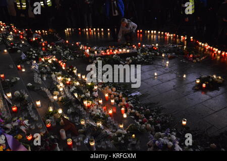 Berlin, Deutschland. 19 Dez, 2017. Die Gedenkfeier für die Opfer von Terror Angriff im letzten Jahr auf dem Weihnachtsmarkt auf dem Breitscheidplatz in Berlin Credit: Markku Rainer Peltonen/Alamy leben Nachrichten Stockfoto