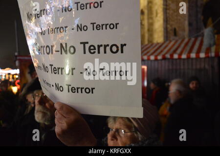 Berlin, Deutschland. 19 Dez, 2017. Die Gedenkfeier für die Opfer von Terror Angriff im letzten Jahr auf dem Weihnachtsmarkt auf dem Breitscheidplatz in Berlin Credit: Markku Rainer Peltonen/Alamy leben Nachrichten Stockfoto