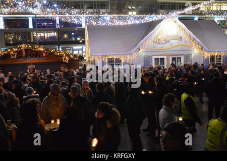 Berlin, Deutschland. 19 Dez, 2017. Die Gedenkfeier für die Opfer von Terror Angriff im letzten Jahr auf dem Weihnachtsmarkt auf dem Breitscheidplatz in Berlin Credit: Markku Rainer Peltonen/Alamy leben Nachrichten Stockfoto