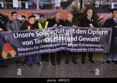 Berlin, Deutschland. 19 Dez, 2017. Die Gedenkfeier für die Opfer von Terror Angriff im letzten Jahr auf dem Weihnachtsmarkt auf dem Breitscheidplatz in Berlin Credit: Markku Rainer Peltonen/Alamy leben Nachrichten Stockfoto