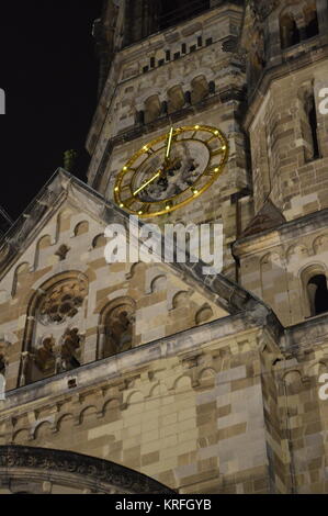 Berlin, Deutschland. 19 Dez, 2017. Die Gedenkfeier für die Opfer von Terror Angriff im letzten Jahr auf dem Weihnachtsmarkt auf dem Breitscheidplatz in Berlin Credit: Markku Rainer Peltonen/Alamy leben Nachrichten Stockfoto