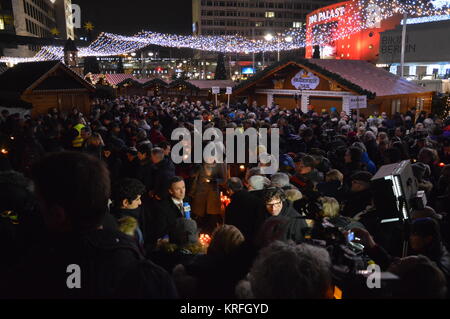 Berlin, Deutschland. 19 Dez, 2017. Die Gedenkfeier für die Opfer von Terror Angriff im letzten Jahr auf dem Weihnachtsmarkt auf dem Breitscheidplatz in Berlin Credit: Markku Rainer Peltonen/Alamy leben Nachrichten Stockfoto