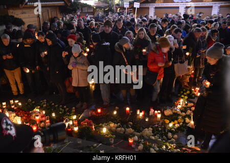 Berlin, Deutschland. 19 Dez, 2017. Die Gedenkfeier für die Opfer von Terror Angriff im letzten Jahr auf dem Weihnachtsmarkt auf dem Breitscheidplatz in Berlin Credit: Markku Rainer Peltonen/Alamy leben Nachrichten Stockfoto