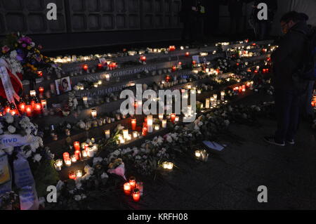 Berlin, Deutschland. 19 Dez, 2017. Die Gedenkfeier für die Opfer von Terror Angriff im letzten Jahr auf dem Weihnachtsmarkt auf dem Breitscheidplatz in Berlin Credit: Markku Rainer Peltonen/Alamy leben Nachrichten Stockfoto
