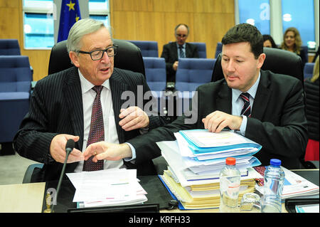 Jean-Claude Juncker, der Präsident der Europäischen Kommission (L) und Martin Selmayr, Chef des Kabinetts von EU-Kommission Präsident Jean-Claude Juncker vor der EU-Kommissare wöchentliche Hochschule Treffen am Sitz der Europäischen Kommission in Brüssel, Belgien am 20.12.2017 Vice President Frans Timmermans erwartet wird, ankündigen zu können, dass die Europäische Kommission die Artikel 7 zu starten, gegen Polen, könnte das Land seine Stimmrechte strip. Kommission folgende Warnhinweise, Anfragen für Dialog und Klärungsbedarf über Änderungen für die Justiz des Landes in Stockfoto