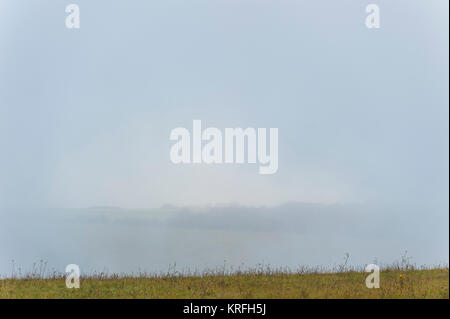 Brighton, East Sussex. Dezember 2017 20. UK Wetter. Dichter Nebel über Brighton verursacht geringere Sichtbarkeit, als von unten, wo Bevendean Bevendean die South Downs National Park entspricht. Credit: Francesca Moore/Alamy leben Nachrichten Stockfoto