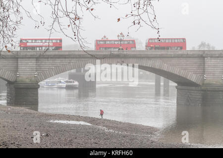 London, Großbritannien. 20 Dez, 2017. Rote Busse fahren über Putney Bridge in einer kalten, nebligen Morgen, da Temperaturen unter dem Gefrierpunkt Credit drop: Amer ghazzal/Alamy leben Nachrichten Stockfoto