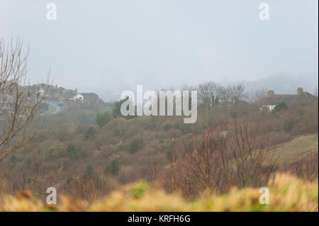 Brighton, East Sussex. Dezember 2017 20. UK Wetter. Dichter Nebel über Brighton verursacht geringere Sichtbarkeit, als von unten, wo Bevendean Bevendean die South Downs National Park entspricht. Credit: Francesca Moore/Alamy leben Nachrichten Stockfoto