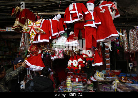 Kathmandu, Nepal. 20 Dez, 2017. Nepalesische Käufer Blick auf Weihnachten Bekleidung angezeigt in einem Geschäft in den Straßen von Ason in Kathmandu, Nepal am Mittwoch, 20. Dezember 2017. Credit: Skanda Gautam/ZUMA Draht/Alamy leben Nachrichten Stockfoto