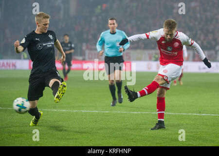 Mainz, Deutschland. 19 Dez, 2017. Timo BAUMGARTL (li., S) versus Alexandru MAXIM (MZ), Aktion, Duellen, Fussball, DFB-Pokal, Achtelfinale, 1. FSV Mainz (MZ) - VfB Stuttgart (S) am 19.12.2017 in Mainz/Deutschland. | Verwendung der weltweiten Kredit: dpa/Alamy leben Nachrichten Stockfoto