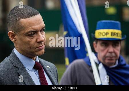 London, Großbritannien. 20 Dez, 2017. Clive Lewis, Labour MP für Norwich Süd, spricht mit Pro-EU-Demonstranten halten eine Mahnwache gegenüber dem Palast von Westminster. Credit: Mark Kerrison/Alamy leben Nachrichten Stockfoto