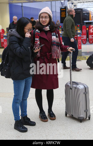 Waterloo Station, London, UK. 20 Dez, 2017. Pendler Reisen für Weihnachten profitieren Sie von Anfang an Waterloo Station, London zu großen Reisen Unterbrechung Credit: Dinendra Haria/Alamy Leben Nachrichten vermeiden Stockfoto