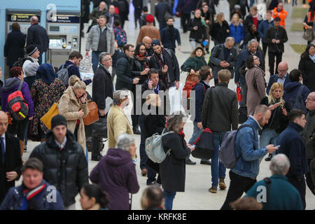 Waterloo Station, London, UK. 20 Dez, 2017. Pendler Reisen für Weihnachten profitieren Sie von Anfang an Waterloo Station, London zu großen Reisen Unterbrechung Credit: Dinendra Haria/Alamy Leben Nachrichten vermeiden Stockfoto