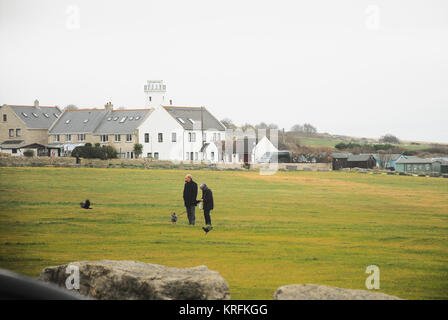 Isle of Portland, Dorset. 20. Dezember 2017 - DE Wetter: Peoplemake die die meisten von einem milden, bewölkten Tag in Portland Bill in Dorset Credit: stuart Hartmut Ost/Alamy leben Nachrichten Stockfoto