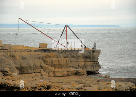 Isle of Portland, Dorset. Dezember 2017 - ein Mann genießt Fischen 20 aus dem Felsen auf einen milden, bewölkten Tag in Portland Bill in Dorset Credit: stuart Hartmut Ost/Alamy leben Nachrichten Stockfoto