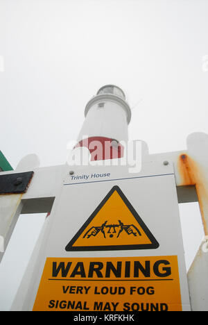 Isle of Portland, Dorset. 20. Dezember 2017 - Warnzeichen für Nebel ein Signal aus dem Leuchtturm, an einem bewölkten Tag in Portland Bill in Dorset Credit: stuart Hartmut Ost/Alamy leben Nachrichten Stockfoto