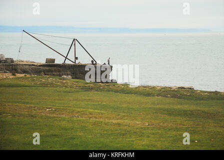 Isle of Portland, Dorset. Dezember 2017 - ein Mann genießt Fischen 20 aus dem Felsen auf einen milden, bewölkten Tag in Portland Bill in Dorset Credit: stuart Hartmut Ost/Alamy leben Nachrichten Stockfoto