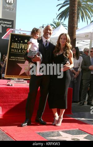 Dwayne Johnson, Jasmin Johnson, Lauren Hashian an der Induktion Zeremonie für Stern auf dem Hollywood Walk of Fame für Dwayne Johnson alias The Rock, Hollywood Boulevard, Los Angeles, CA 13. Dezember 2017. Foto von: Priscilla Grant/Everett Collection Stockfoto