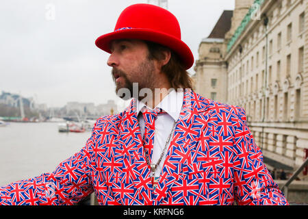 Westminster. London, Großbritannien. 20 Dez, 2018. Ein Mann mit Union Flag Anzug und Krawatte. Credit: Dinendra Haria/Alamy leben Nachrichten Stockfoto