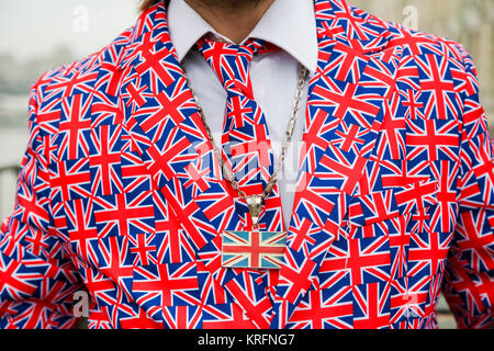 Westminster. London, Großbritannien. 20 Dez, 2018. Ein Mann mit Union Flag Anzug und Krawatte. Credit: Dinendra Haria/Alamy leben Nachrichten Stockfoto