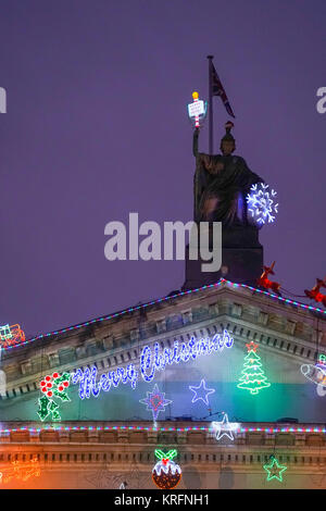 London, Großbritannien. 20 Dez, 2017. Die Tate Britain Gebäude mit Weihnachtsbeleuchtung dekoriert. Foto Datum: Mittwoch, 20. Dezember 2017. Credit: Roger Garfield/Alamy leben Nachrichten Stockfoto