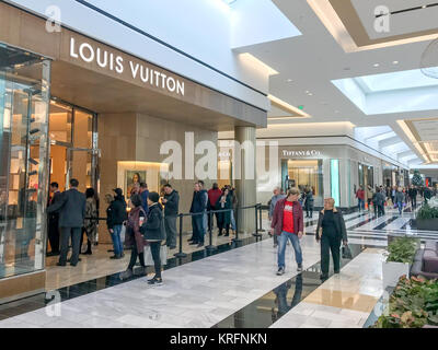 King of Prussia, Pennsylvania, USA. 20. Dezember, 2017. Käufer warten in Zeile außerhalb des Louis Vuitton store in der King of Prussia Mall Credit: Don Mennig/Alamy leben Nachrichten Stockfoto