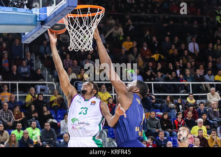 Jeff Brooks und Kevin Seraphin während des Spiels zwischen dem FC Barcelona Lassa gegen Unicaja Malaga, für die Runde 13 der Euroleague, Palau Blaugrana am 20. Dezember 2017 in Barcelona, Spanien gespielt. (Credit: GTO/Urbanandsport/Gtres Online) Stockfoto