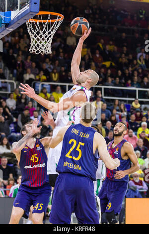 James Augustine (c), Adrien Moerman (l) und Adam Hanga während des Spiels zwischen dem FC Barcelona Lassa gegen Unicaja Malaga, für die Runde 13 der Euroleague, Palau Blaugrana am 20. Dezember 2017 in Barcelona, Spanien gespielt. (Credit: GTO/Urbanandsport/Gtres Online) Stockfoto