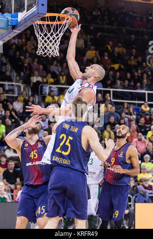 James Augustine (c), Adrien Moerman (l) und Adam Hanga während des Spiels zwischen dem FC Barcelona Lassa gegen Unicaja Malaga, für die Runde 13 der Euroleague, Palau Blaugrana am 20. Dezember 2017 in Barcelona, Spanien gespielt. (Credit: GTO/Urbanandsport/Gtres Online) Stockfoto