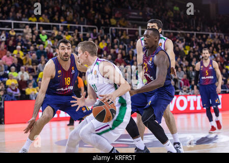 Barcelona, Spanien. 20 Dez, 2017. Adam Waczynski und Pierre Oriola während des Spiels zwischen dem FC Barcelona Lassa gegen Unicaja Malaga, für die Runde 13 der Euroleague, Palau Blaugrana am 20. Dezember 2017 in Barcelona, Spanien gespielt. (Credit: GTO/Urbanandsport/Gtres Online) Credit: Gtres Información más Comuniación auf Linie, S.L./Alamy leben Nachrichten Stockfoto