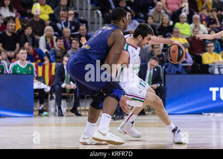 Barcelona, Spanien. 20 Dez, 2017. Giorgi Shermadini und Kevin Seraphin während des Spiels zwischen dem FC Barcelona Lassa gegen Unicaja Malaga, für die Runde 13 der Euroleague, Palau Blaugrana am 20. Dezember 2017 in Barcelona, Spanien gespielt. (Credit: GTO/Urbanandsport/Gtres Online) Credit: Gtres Información más Comuniación auf Linie, S.L./Alamy leben Nachrichten Stockfoto