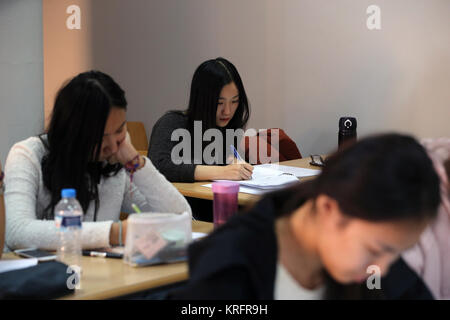 Athen. 15 Dez, 2017. Foto auf 15.12.2017, zeigt die chinesischen Studenten, die an eine Klasse an der modernen griechischen Language Teaching Centre der Nationalen Universität von Athen in Athen, Griechenland. Die Nationale Universität von Athen begrüßt die erste Gruppe von chinesischen Studenten der griechischen Sprache, Geschichte und Kultur als Teil der gemeinsamen Bemühungen von Griechenland und China in den letzten Jahren die beiden Völker einander näher zu bringen. Credit: Marios Lolos/Xinhua/Alamy leben Nachrichten Stockfoto