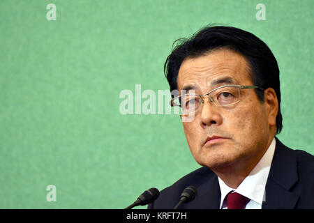 Tokio, Japan. 20 Dez, 2017. Katsuya Okada, ehemaliges Mitglied der zersplitterten Demokratischen Partei, spricht während einer Pressekonferenz an der Japan National Press Club in Tokio am Mittwoch, 20. Dezember 2017. Okada und andere Mitglieder der größeren Oppositionspartei suchen eine Neuausrichtung der Opposition nach einer vernichtenden Niederlage im Oktober 22 allgemeine Wahlen. Credit: Natsuki Sakai/LBA/Alamy leben Nachrichten Stockfoto