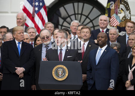 Washington, District of Columbia, USA. 20 Dez, 2017. United States Senator Dan Sullivan, Republikaner von Alaska, spricht auf dem Südrasen des Weißen Hauses durch die Vereinigten Staaten Präsident Donald J. Trumpf, United States Vice President Mike Pence, und republikanische Kongreßabgeordnete umgeben ist nach den Vereinigten Staaten der Kongress die Republikaner Steuerreform gefördert, die "Steuersenkungen und Jobs Act" in Washington, DC am Dezember 20th, 2017. Credit: Alex Edelman/CNP Credit: Alex Edelman/CNP/ZUMA Draht/Alamy leben Nachrichten Stockfoto