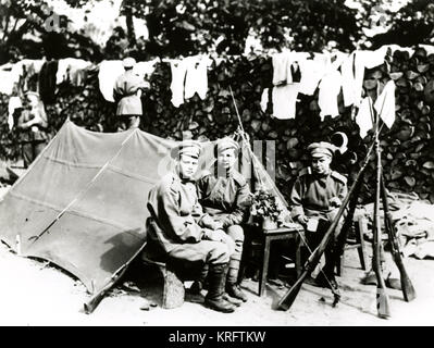 Eine Teepause auf der Vorderseite, die von Mitgliedern der berühmten 'Bataillon der Tod genommen", ausschließlich aus Russischen Frauen und von Madame Botchkareva geführt. Das Bataillon berühmt Stand und während des Großen Rückzug in Galizien gekämpft, während andere Bereiche zurückgezogen, und jedes Mädchen eine Dosis Cyanit von Kalium durchgeführt im Falle der Aufnahme aus. Datum: 1917 Stockfoto